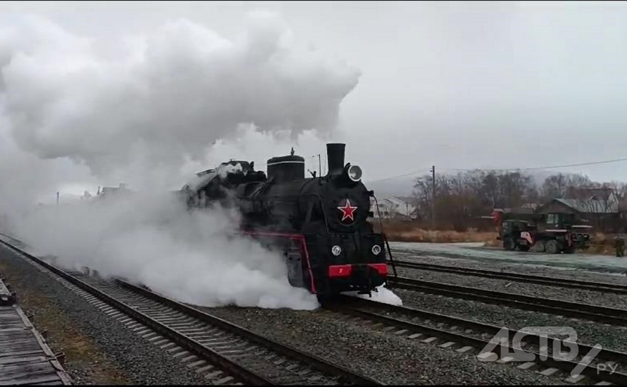 Ретропаровоз прокатился по Южно-Сахалинску