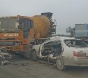 Два человека пострадали при столкновении Toyota Crown и бетономешалки в Южно-Сахалинске