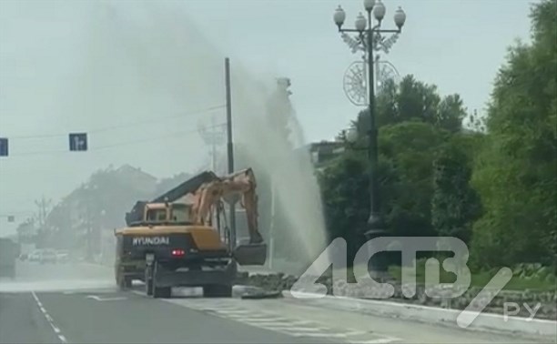 Многометровый фонтан забил на ул. Горького в Южно-Сахалинске во время земляных работ