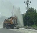 Многометровый фонтан забил на ул. Горького в Южно-Сахалинске во время земляных работ