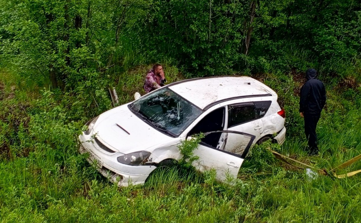 На трассе Южно-Сахалинск - Оха нетрезвый водитель на Toyota Caldina съехал с проезжей части