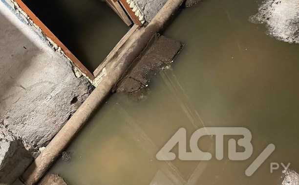 "Над нами издеваются?": многоквартирный дом в Троицком вновь подтопило