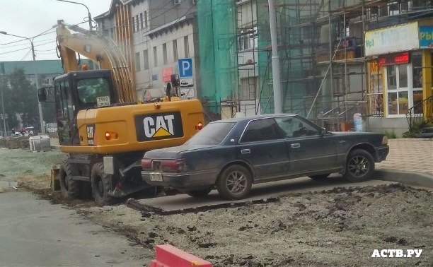 Владелец старой легковушки парализовал ремонт участка улицы Есенина Владелец старой легковушки парализовал ремонт участка улицы Есенина