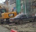 Владелец старой легковушки парализовал ремонт участка улицы Есенина
