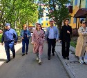 Качество уборки дворов в Углегорске проверила комиссия