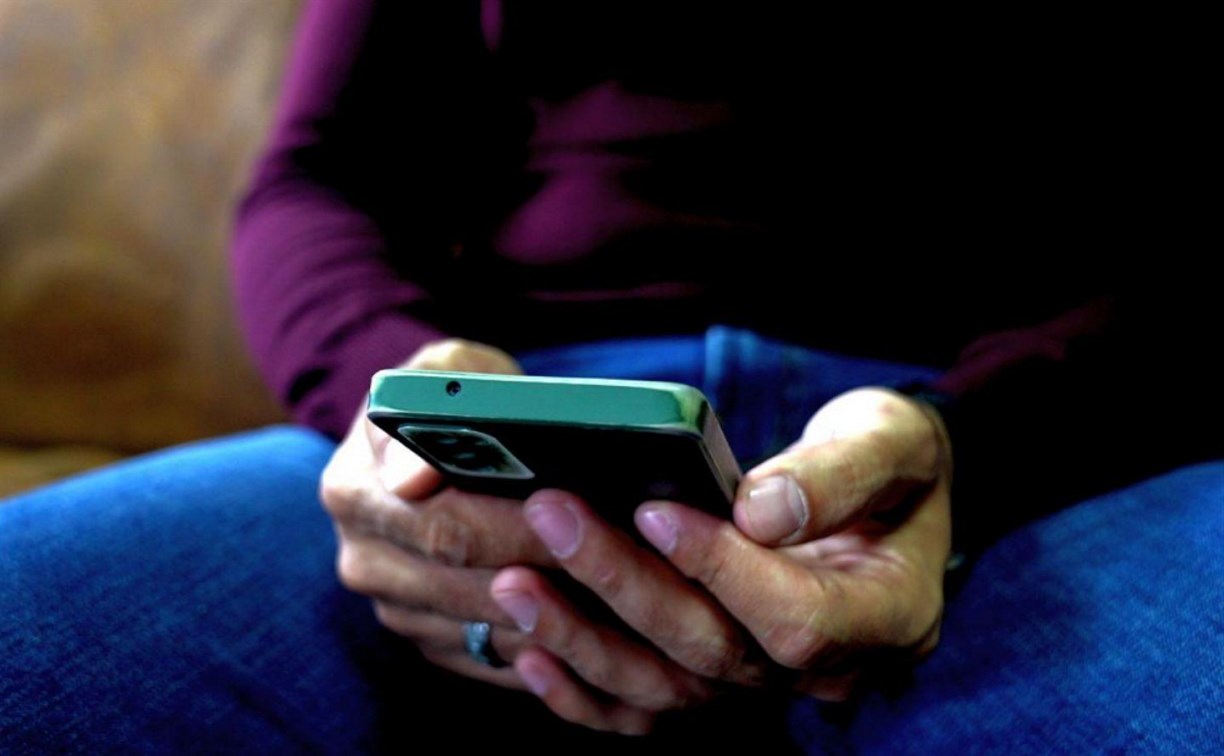 В Южно-Сахалинске 20-летний парень потерял деньги из-за одного СМС