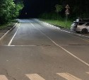 Вырванный из асфальта дождеприемник пробивает колеса авто по дороге на "Горный воздух"