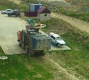 Водитель мусоровоза проложил дорогу через газон к жилым домам в Дальнем