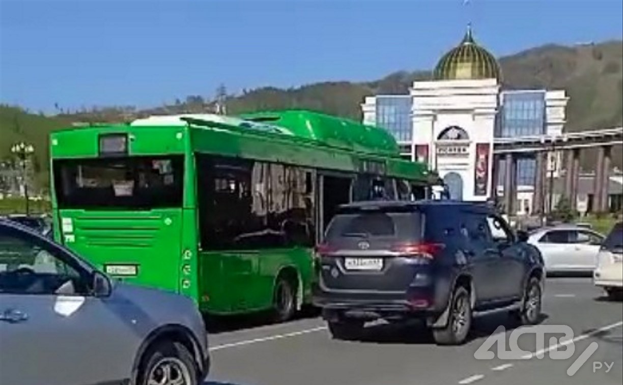 Очевидец: новый зеленый автобус в Южно-Сахалинске сломался на кольце, не дотянув до остановки