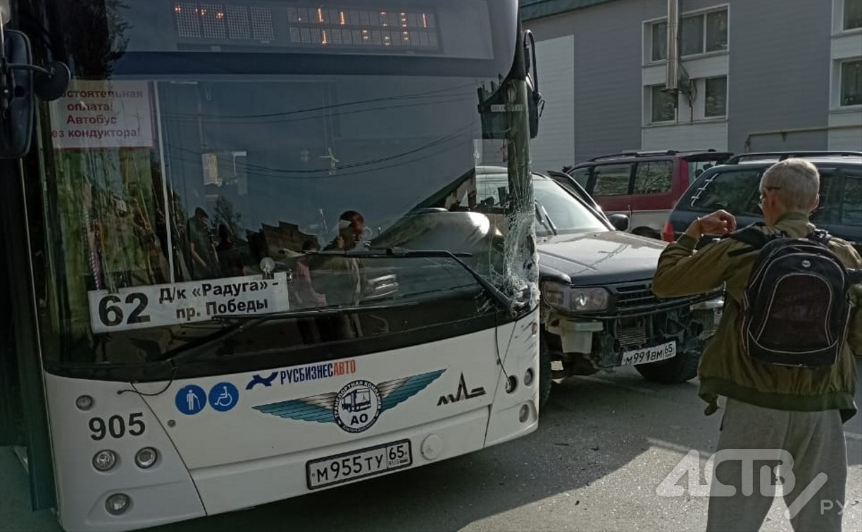 В Луговом пассажирский автобус столкнулся с внедорожником