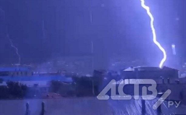 "Потрясающе красиво и немного страшно": жители юга Сахалина сняли на видео воскресную грозу
