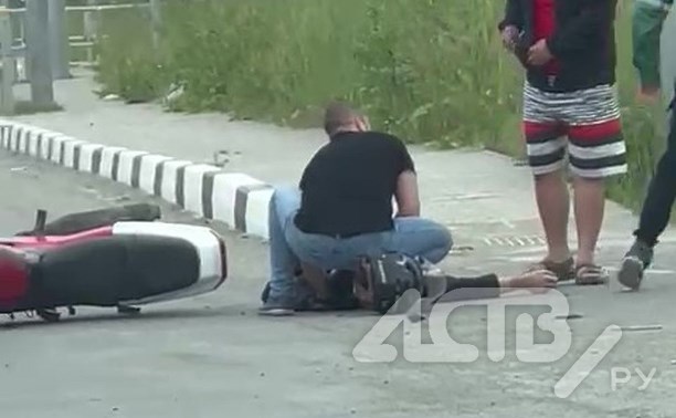 "Люди пытались оказать помощь": видео последствий ДТП с мотоциклистом в Южно-Сахалинске