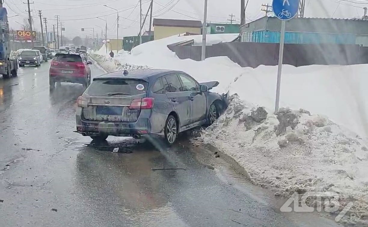 В Южно-Сахалинске две легковушки получили серьёзные повреждения в ДТП на улице Украинской