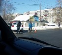 Седан и автомобиль ГИБДД столкнулись в Южно-Сахалинске