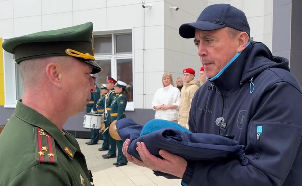 Губернатор передал в школу Курильска личные вещи Героя России Эдуарда Норполова