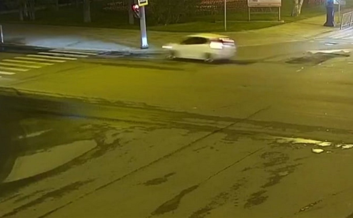 "Пролетел на красный свет": появилось видео ночного ДТП с Honda Fit в Южно-Сахалинске