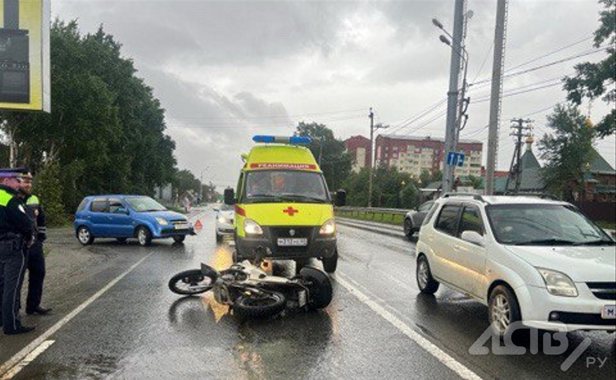 Очевидцев столкновения мотоцикла и автомобиля ищут в Южно-Сахалинске