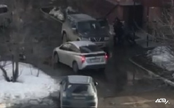Мужчину скрутили и силой затолкали в машину в Южно-Сахалинске