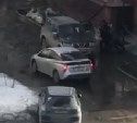 Мужчину скрутили и силой затолкали в машину в Южно-Сахалинске