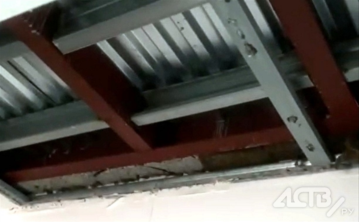 В Невельске в одном из подъездов рухнул потолок, задело уборщицу 