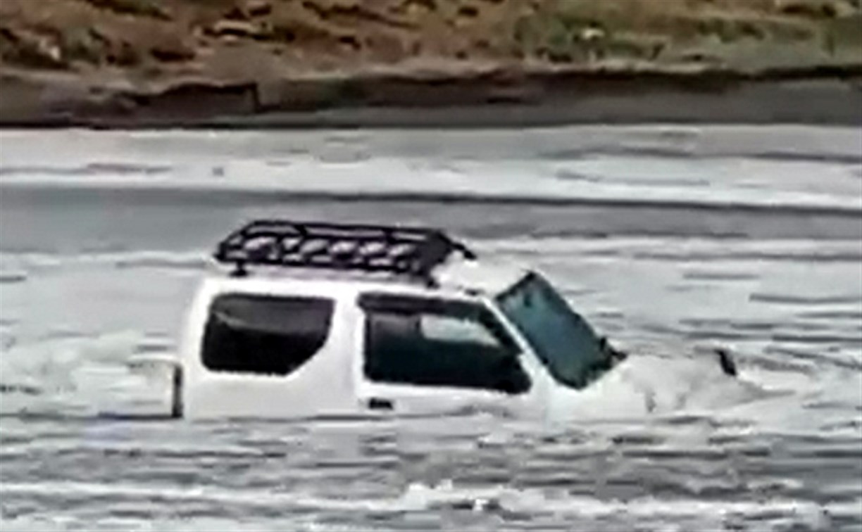 На Кунашире автомобиль утопили в море