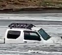 На Кунашире автомобиль утопили в море