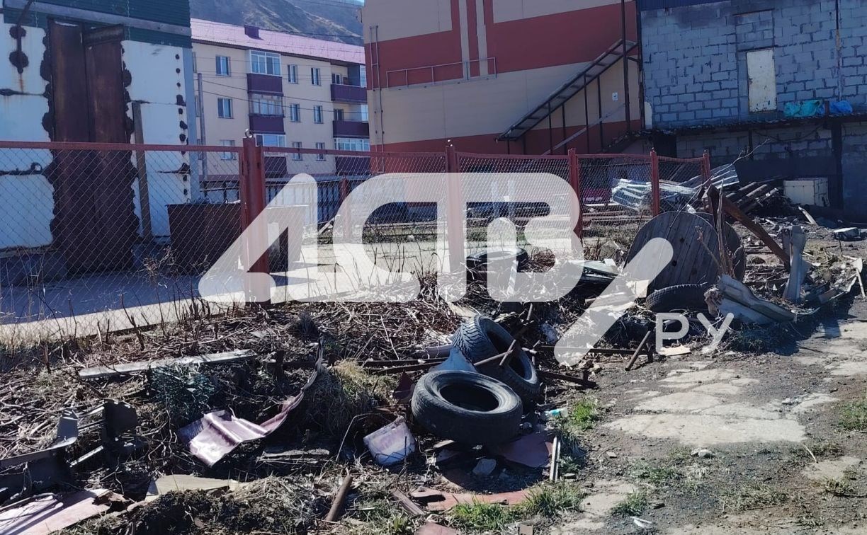 "Забором прикрыли и всё": жители Невельска жалуются на свалку в центре города, растущую уже 4 года
