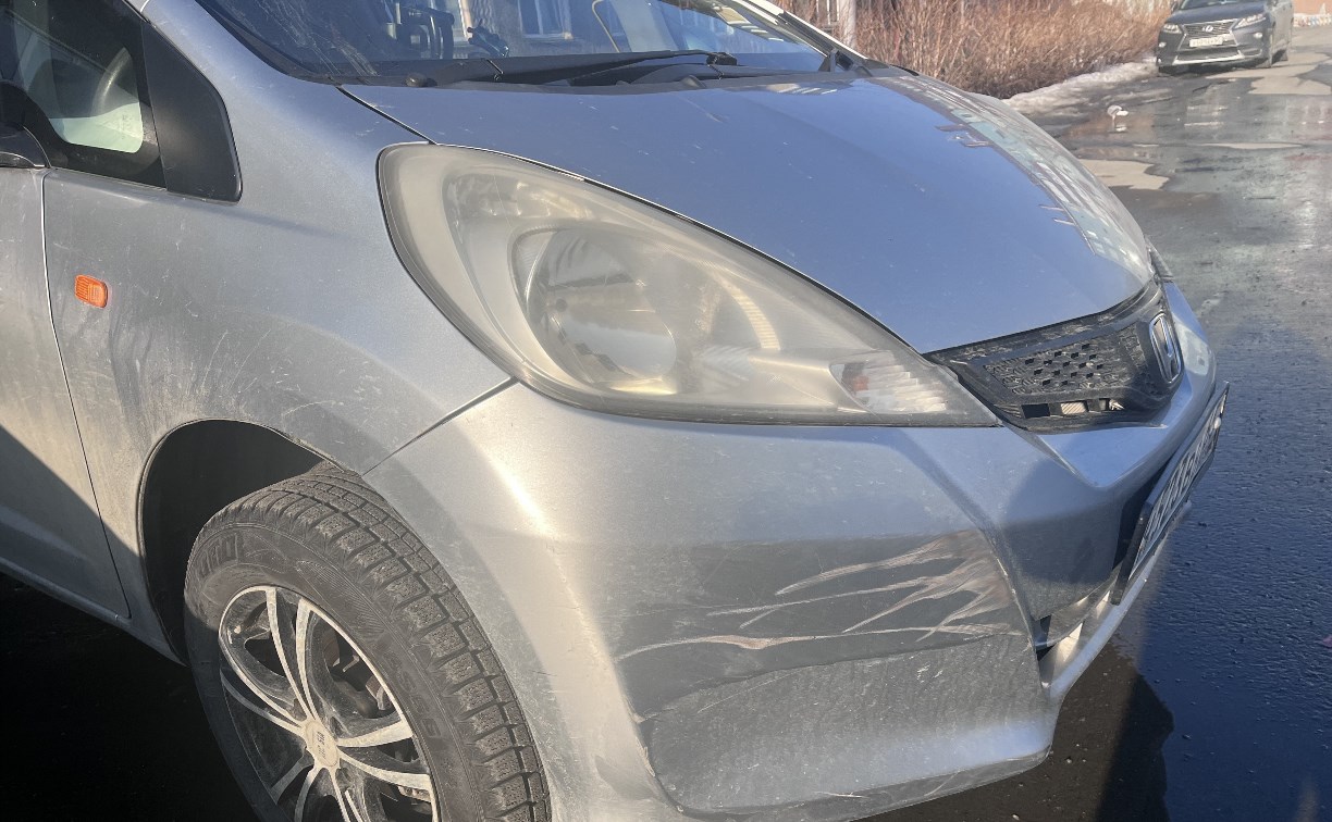 Неизвестный столкнулся с Honda Fit  и скрылся с места ДТП в Южно-Сахалинске
