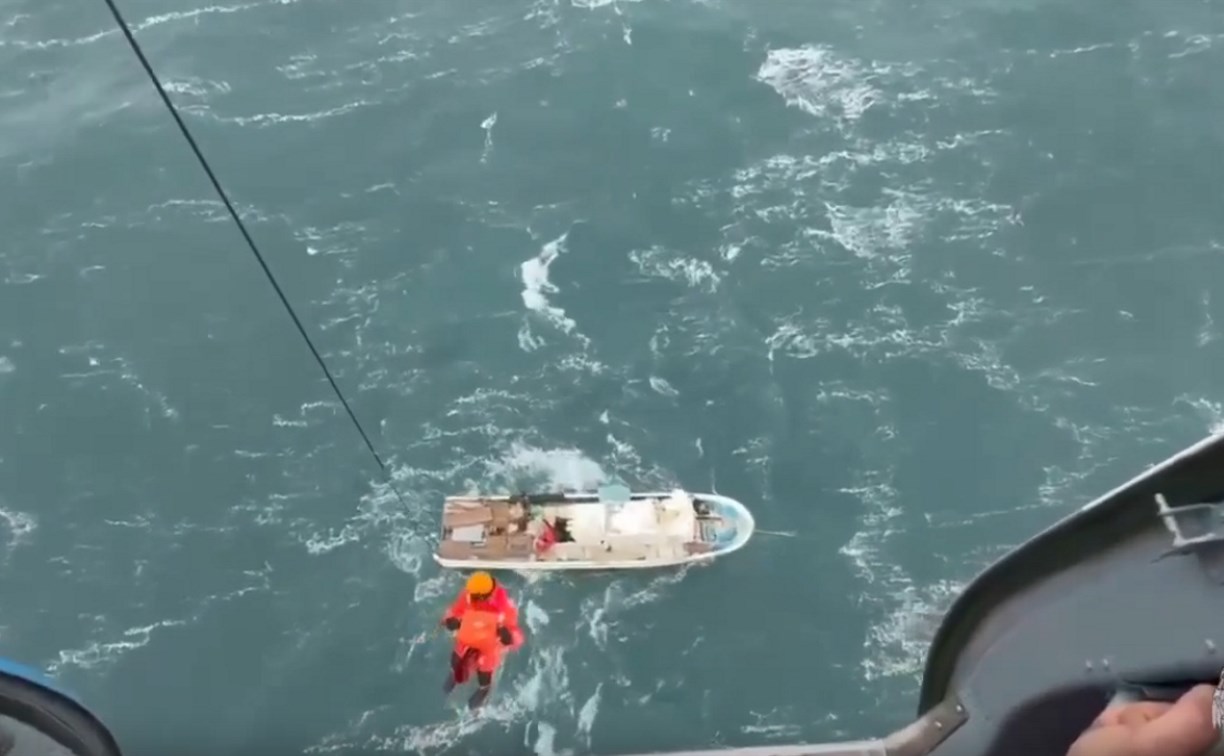 Пострадавшего мужчину на маломерном судне спасли сотрудники МЧС на Сахалине