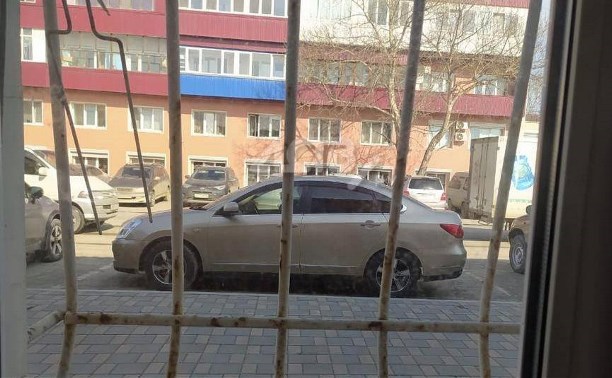 Автовладельцы в Южно-Сахалинске наказали барышню, занявшую сразу три парковочных места
