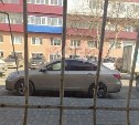 Автовладельцы в Южно-Сахалинске наказали барышню, занявшую сразу три парковочных места