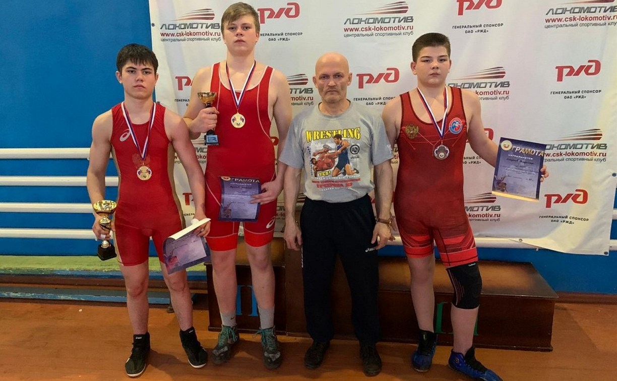 Сахалинские борцы завоевали три медали на соревнованиях в Брянске 