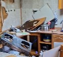 Медведь устроил погром на кухне рыболовецкого стана на Сахалине - видео