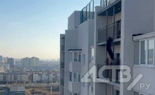 Опасные игры: подросток в Южно-Сахалинске перелез по балкону с 16 на 15 этаж