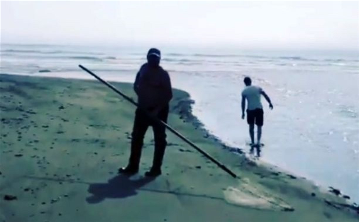 Сахалинец снял браконьера с сачком, выложив видео в соцсети