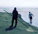 Сахалинец снял браконьера с сачком, выложив видео в соцсети