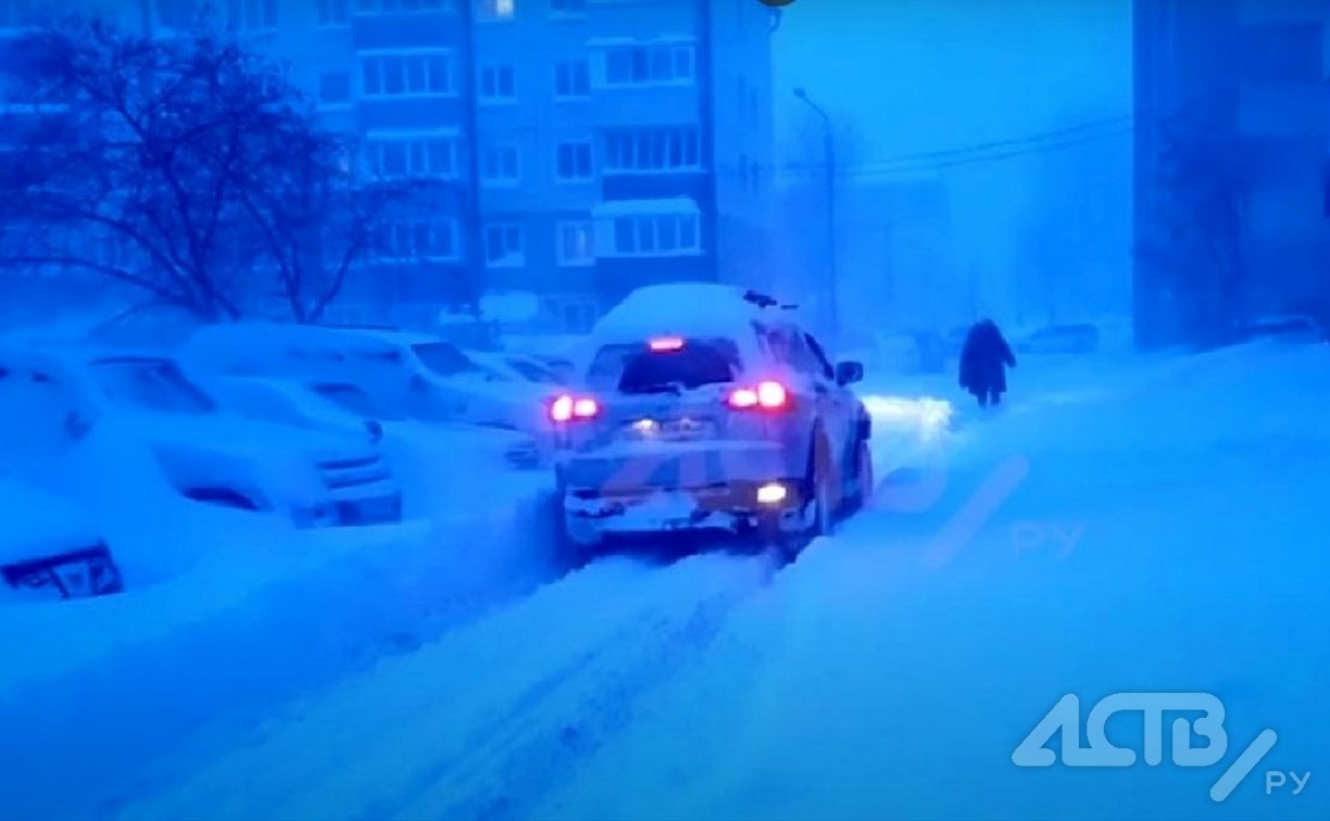 Сахалинцы на внедорожниках пробивают себе путь из заваленных снегом дворов