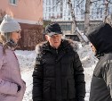 Мэр Южно-Сахалинска приехал с проверкой во двор дома, жильцы которого пожаловались на УК