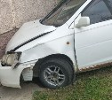 Иномарка врезалась в стену жилого дома в Южно-Сахалинске