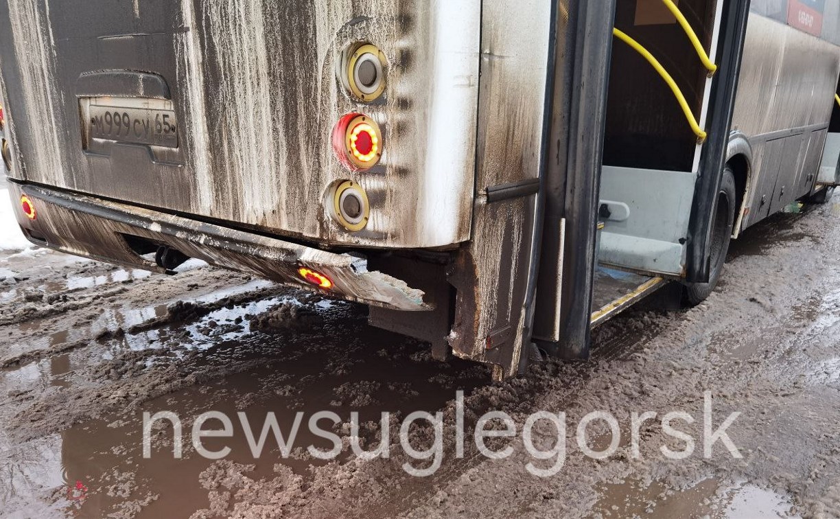 Toyota врезалась в рейсовый автобус в районе Углегорска