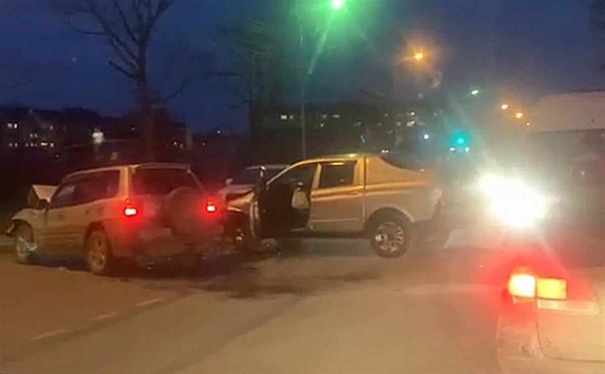 Два автомобиля жёстко столкнулись в Корсакове