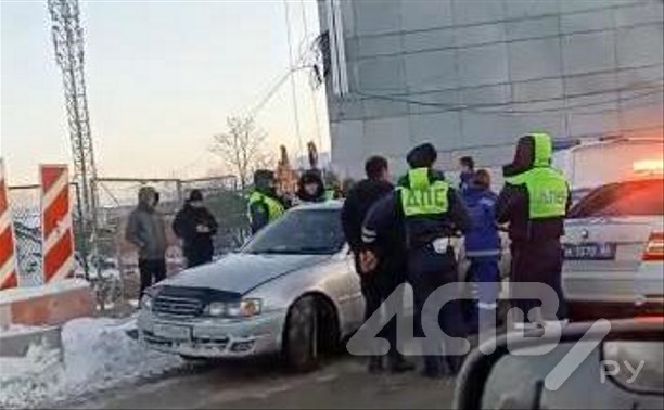 Полицейским в Южно-Сахалинске пришлось применить наручники, чтобы успокоить буйного водителя