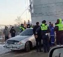 Полицейским в Южно-Сахалинске пришлось применить наручники, чтобы успокоить буйного водителя