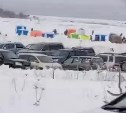 Сахалинские рыбаки "захватили" Найбу: на лёд съезжаются сотни человек