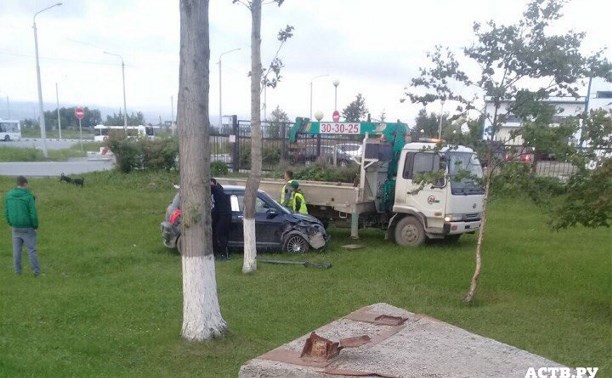 Кроссовер и внедорожник попали в аварию у аэропорта Южно-Сахалинска