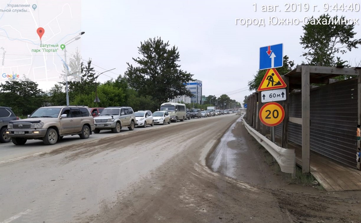 Участок улицы Ленина в Южно-Сахалинске покрылся слоем грязи