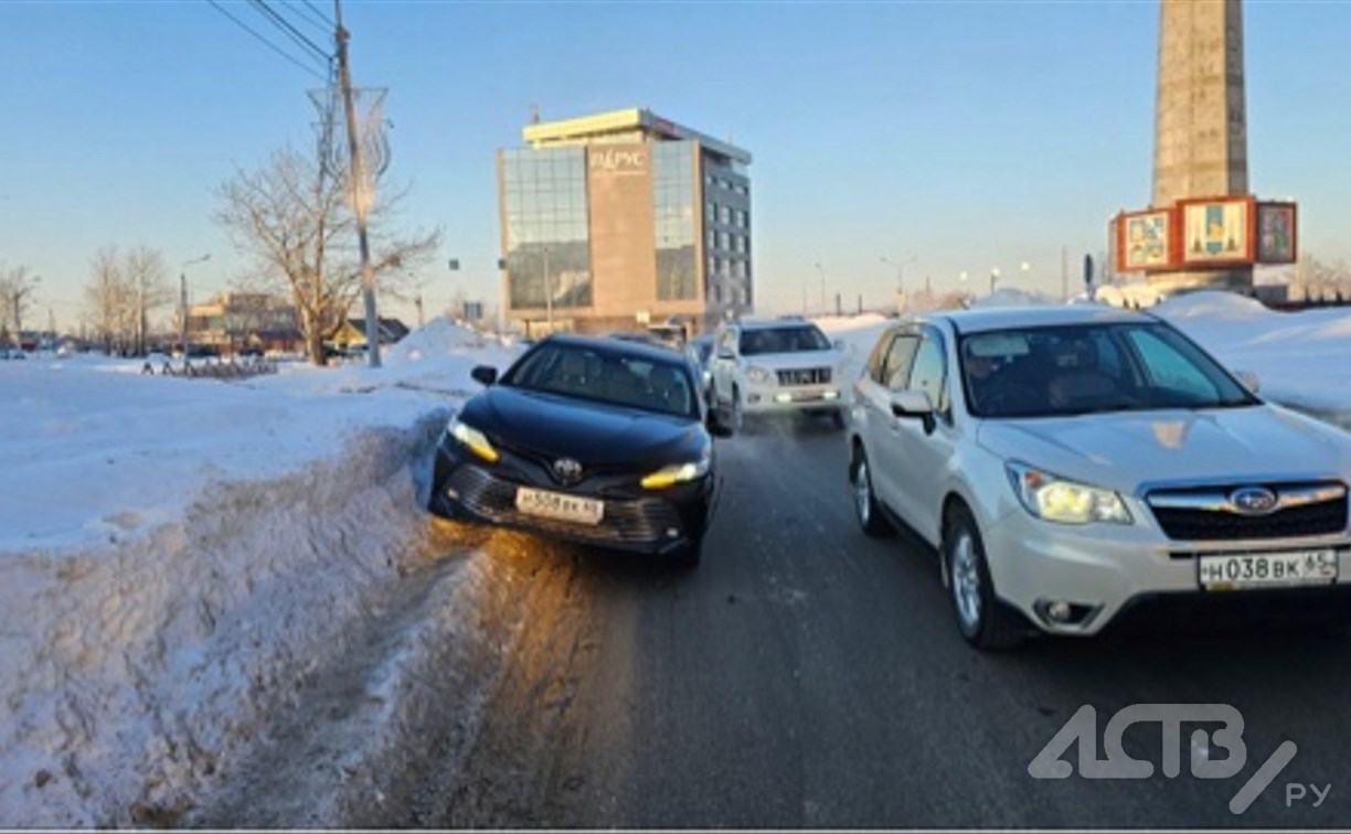 Очевидцев столкновения грузовика и седана ищут в Южно-Сахалинске