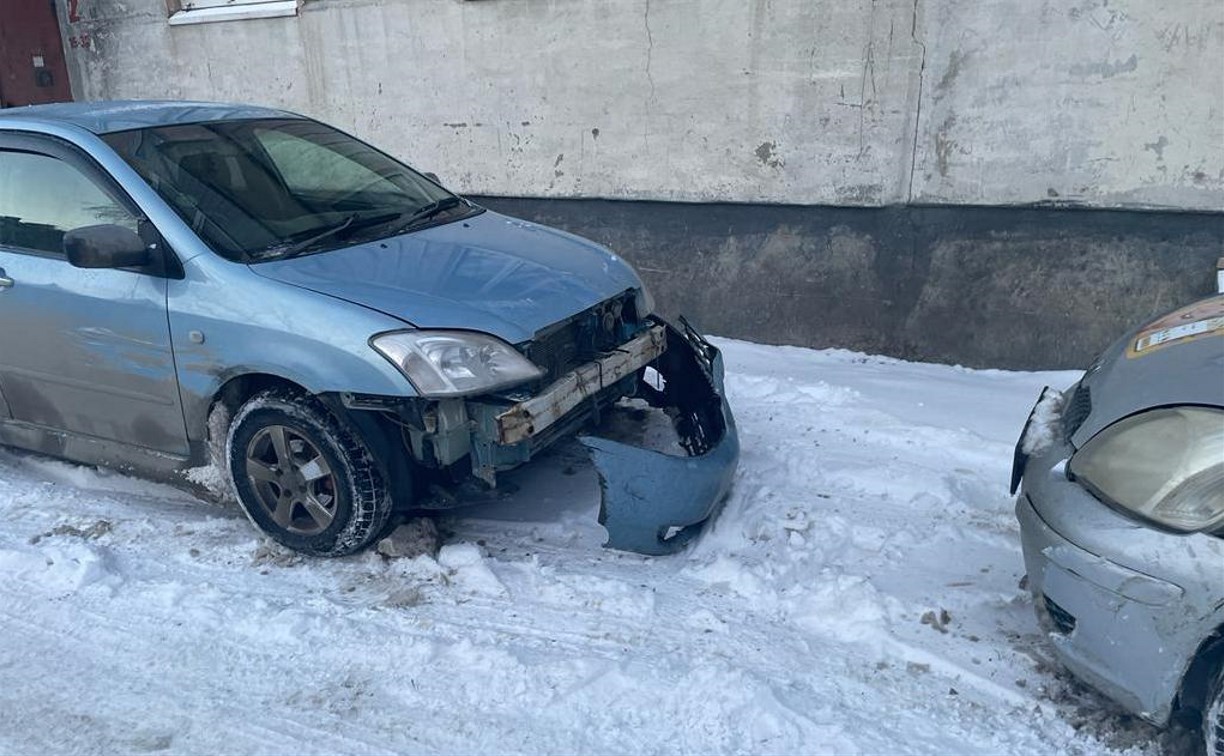 Неизвестный врезался в два автомобиля и скрылся с места ДТП в Южно-Сахалинске