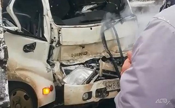Три грузовика и бензовоз столкнулись в Анивском районе
