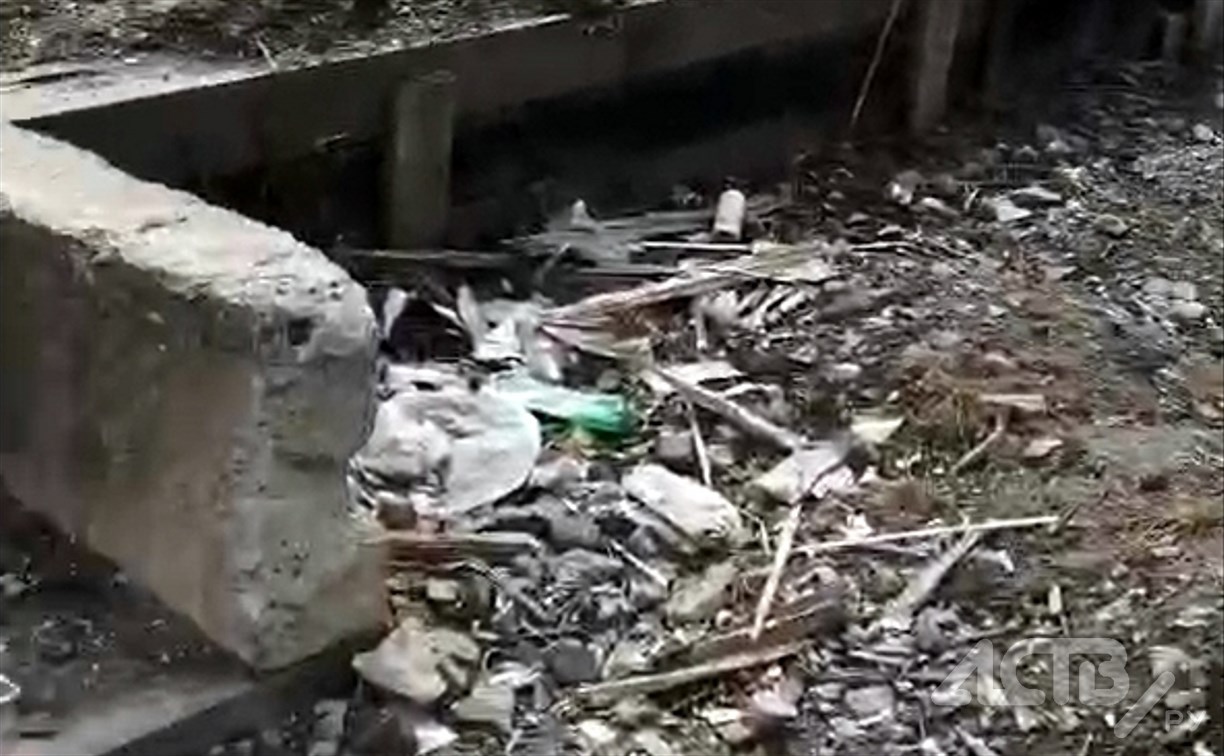 "Чья территория?": небольшой пятачок земли в центре Южно-Сахалинска у ж/д путей превратили в мусорку 